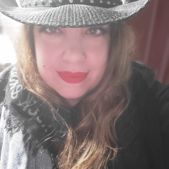 Meet your Posher, Danica - Picture 4 of 5